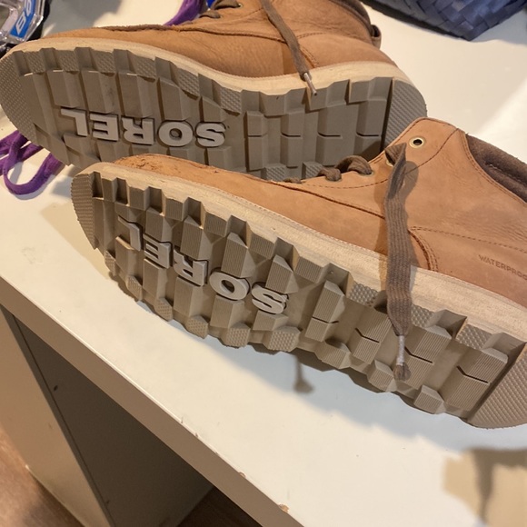 Sorel waterproof boots NOTE: size 8 - Picture 2 of 11